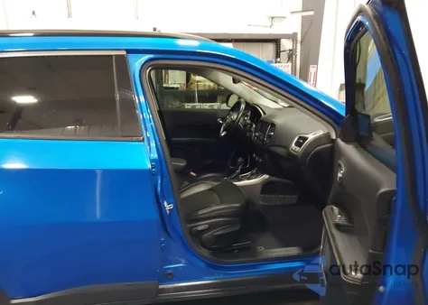 2018 Jeep Compass Latitude 4X4 из США, поврежденный, VIN 3C4NJDBB1JT176410